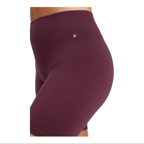 Fabletics Cloud Seamless High-Waisted 7" Short bright burgundy - Picture 3 of 14